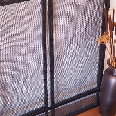 Lot 200 Fireplace tools and screen, Plastic eagle 