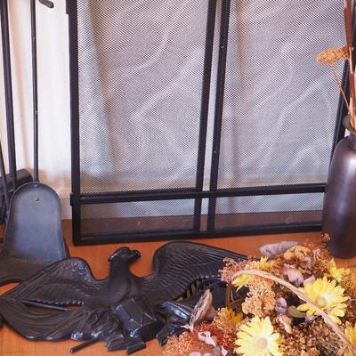 Lot 200 Fireplace tools and screen, Plastic eagle 