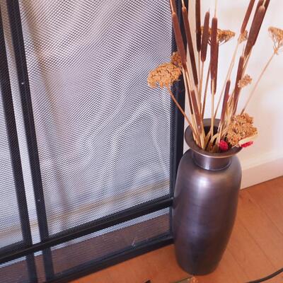 Lot 200 Fireplace tools and screen, Plastic eagle 