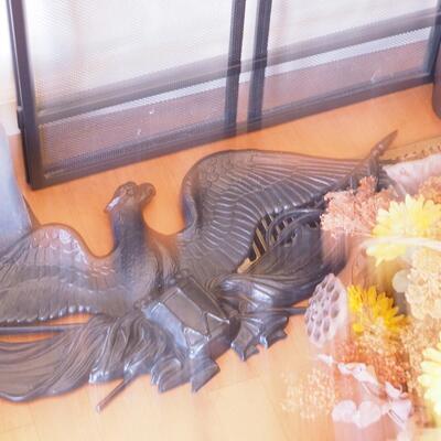 Lot 200 Fireplace tools and screen, Plastic eagle 