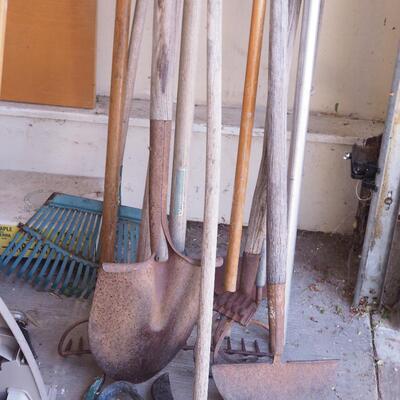Lot 141 garden tools