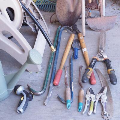 Lot 141 garden tools