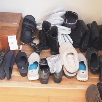 Lot 87  Women's Shoes and shoeshine kit