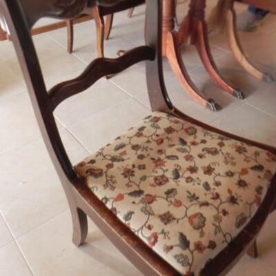    DROPLEAF TABLE AND CHAIRS