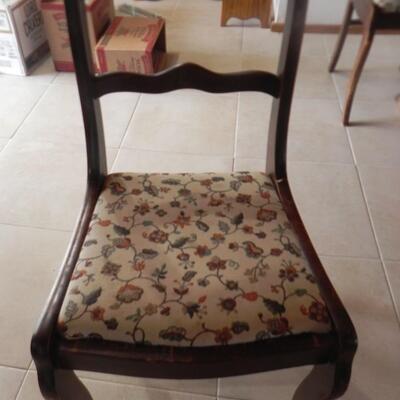    DROPLEAF TABLE AND CHAIRS