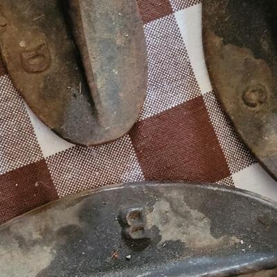 Lot 133: Vintage Eclipse Cast Iron Cobblers Shoe Stand Anvil and 4 Forms (3 Fit the Stand) 