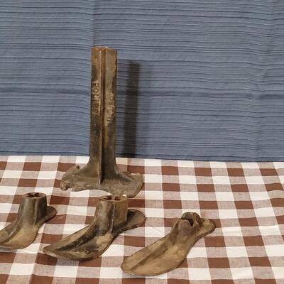 Lot 133: Vintage Eclipse Cast Iron Cobblers Shoe Stand Anvil and 4 Forms (3 Fit the Stand) 