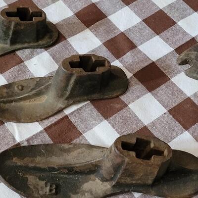 Lot 133: Vintage Eclipse Cast Iron Cobblers Shoe Stand Anvil and 4 Forms (3 Fit the Stand) 