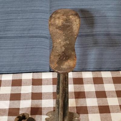 Lot 133: Vintage Eclipse Cast Iron Cobblers Shoe Stand Anvil and 4 Forms (3 Fit the Stand) 