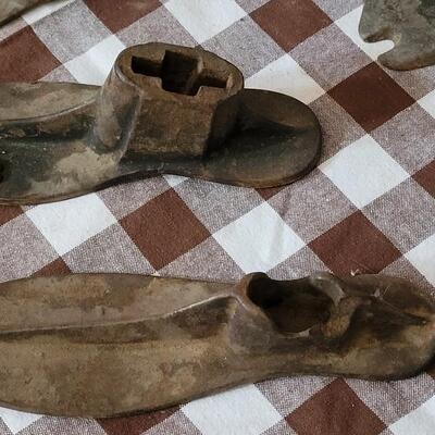 Lot 133: Vintage Eclipse Cast Iron Cobblers Shoe Stand Anvil and 4 Forms (3 Fit the Stand) 