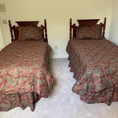 Lot 106  Pair of Twin Bedding Sets