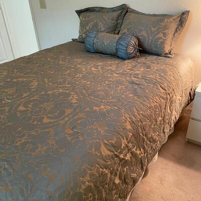 Lot 111  Queen Bedding Set