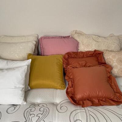 Lot 120  Eleven decorative Pillows