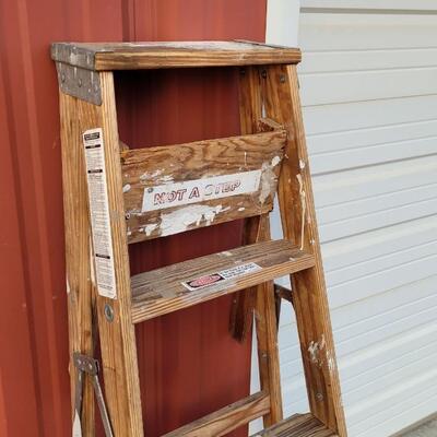 Lot 147: Vintage WERNER W355 5 Foot 200 lb. Wood Stepladder 