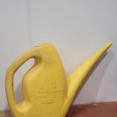Lot 161: Vintage RUBBERMAID Yellow One Gallon Water Pitcher 