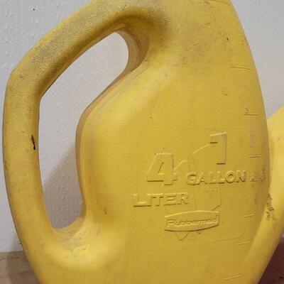 Lot 161: Vintage RUBBERMAID Yellow One Gallon Water Pitcher 