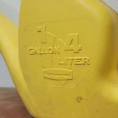 Lot 161: Vintage RUBBERMAID Yellow One Gallon Water Pitcher 