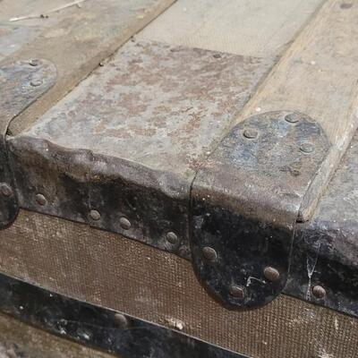 Lot 172: Vintage Steamer Trunk Chest 