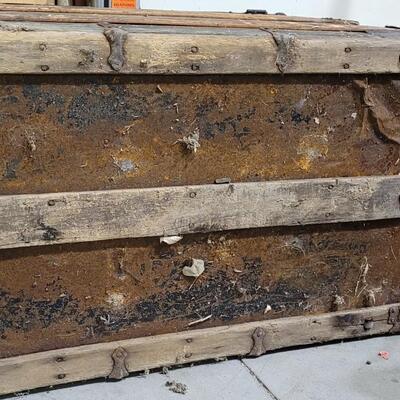 Lot 172: Vintage Steamer Trunk Chest 