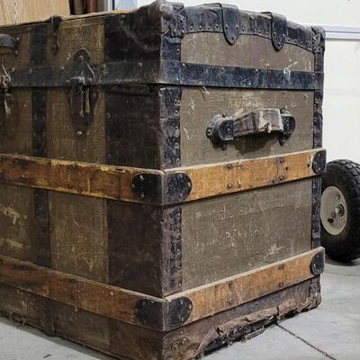 Lot 172: Vintage Steamer Trunk Chest 