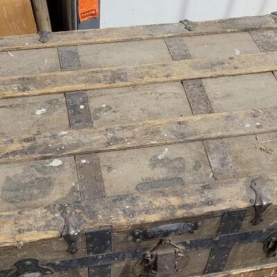 Lot 172: Vintage Steamer Trunk Chest 