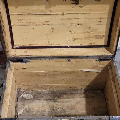 Lot 172: Vintage Steamer Trunk Chest 