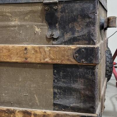 Lot 172: Vintage Steamer Trunk Chest 