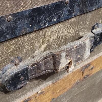 Lot 172: Vintage Steamer Trunk Chest 