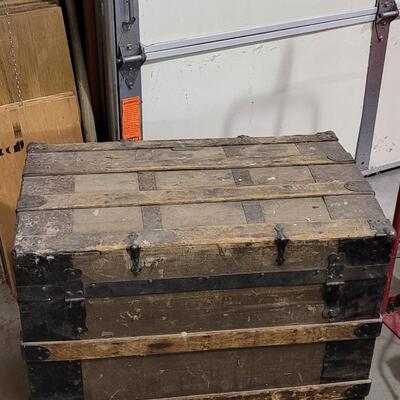 Lot 172: Vintage Steamer Trunk Chest 