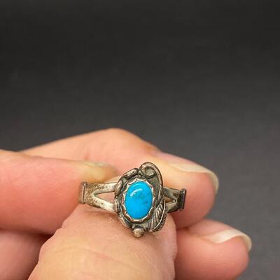Vintage Dainty Sterling Silver Old Pawn Turquoise Ring