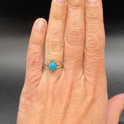 Vintage Dainty Sterling Silver Old Pawn Turquoise Ring