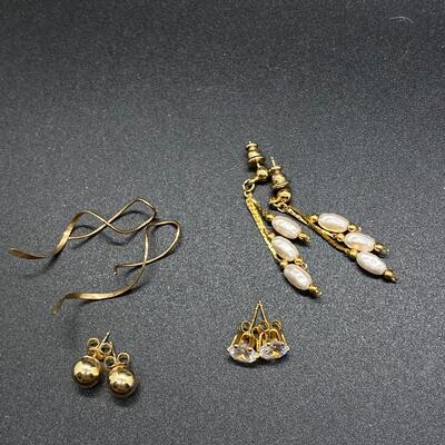 Gold Tone Jewelry Lot Rings & Earrings
