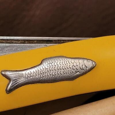 Lot 175: Vintage IMPERIAL 4.5" Pocketkniffe w/ Fish Inlay
