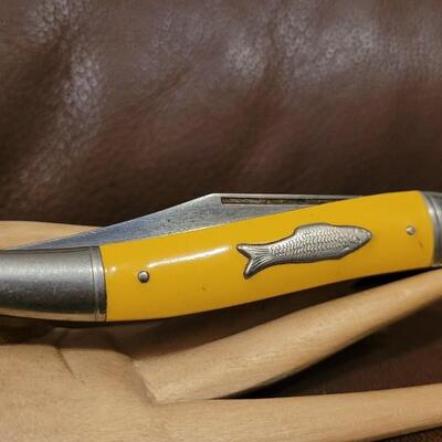 Lot 175: Vintage IMPERIAL 4.5" Pocketkniffe w/ Fish Inlay