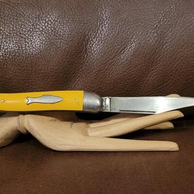 Lot 175: Vintage IMPERIAL 4.5" Pocketkniffe w/ Fish Inlay