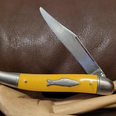Lot 175: Vintage IMPERIAL 4.5" Pocketkniffe w/ Fish Inlay