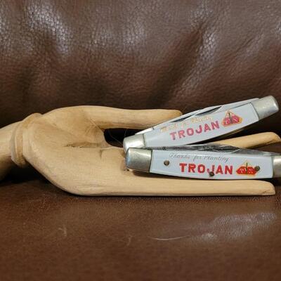 Lot 176: Vintage Pair of 3" FARM Advertising TROJAN SEED Pocketknives