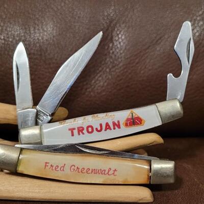 Lot 176: Vintage Pair of 3" FARM Advertising TROJAN SEED Pocketknives