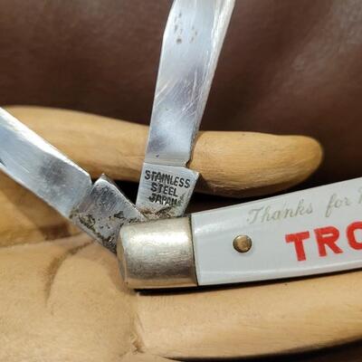 Lot 176: Vintage Pair of 3" FARM Advertising TROJAN SEED Pocketknives