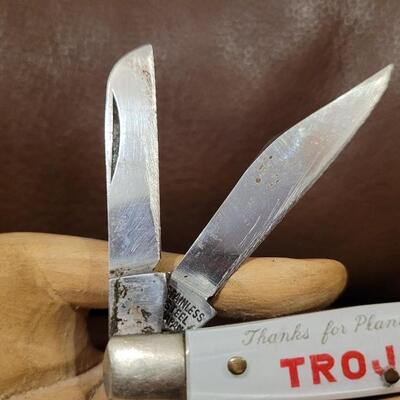 Lot 176: Vintage Pair of 3" FARM Advertising TROJAN SEED Pocketknives