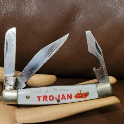 Lot 176: Vintage Pair of 3" FARM Advertising TROJAN SEED Pocketknives