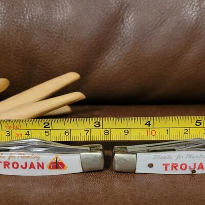 Lot 176: Vintage Pair of 3" FARM Advertising TROJAN SEED Pocketknives