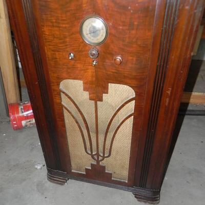 VINTAGE TUBE RADIO
