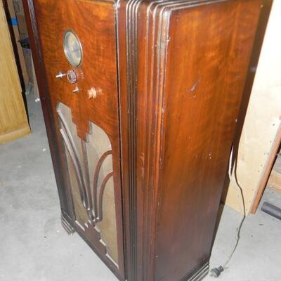 VINTAGE TUBE RADIO