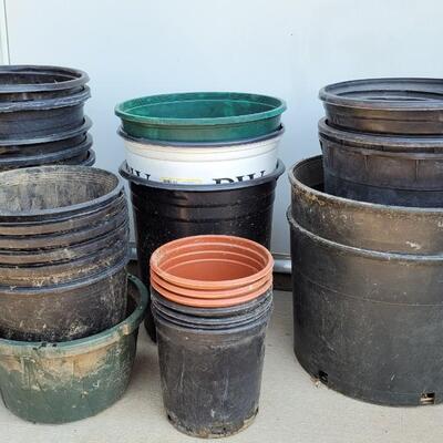 Lot 201: Plastic Flower Pots lot