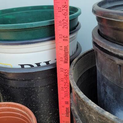 Lot 201: Plastic Flower Pots lot