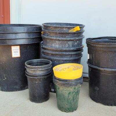 Lot 204: Plastic Flower Pots Lot