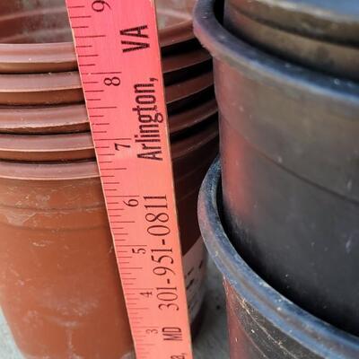 Lot 204: Plastic Flower Pots Lot