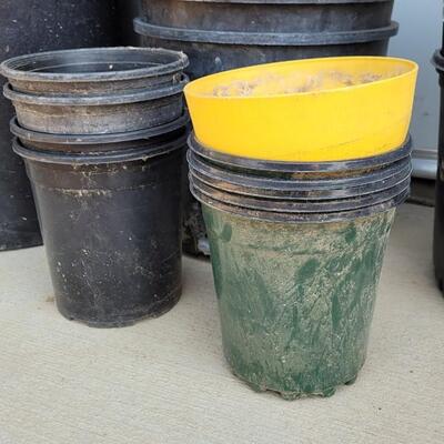 Lot 204: Plastic Flower Pots Lot