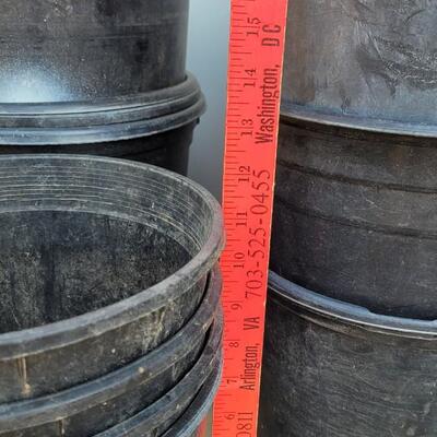 Lot 204: Plastic Flower Pots Lot